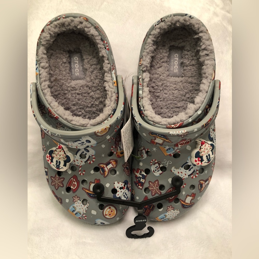 NWT Disney Park Christmas Holiday Mickey & Friends Treats CROCS W8 M6